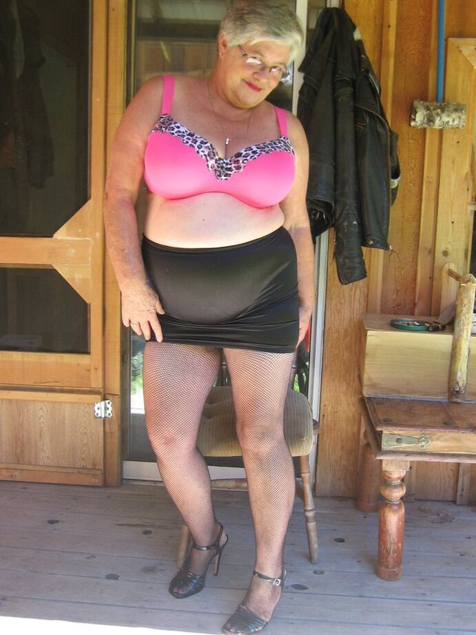 20P Fettleibige Nan-Girdle-Göttin entfesselt ihre schlaffen Brüste, während sie sich zum Abspritzen auszieht