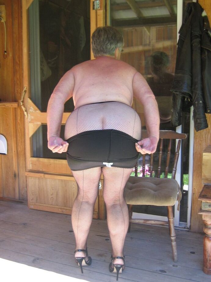 20P Fettleibige Nan-Girdle-Göttin entfesselt ihre schlaffen Brüste, während sie sich zum Abspritzen auszieht