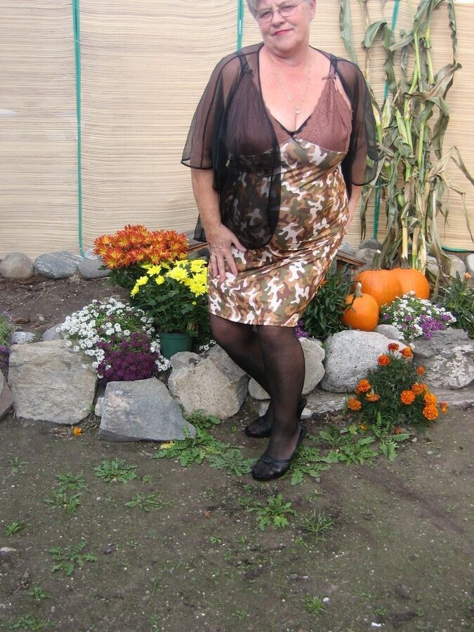 20P Fat nan Girdle Goddess sets her saggy boobs free of a girdle in the backyard
