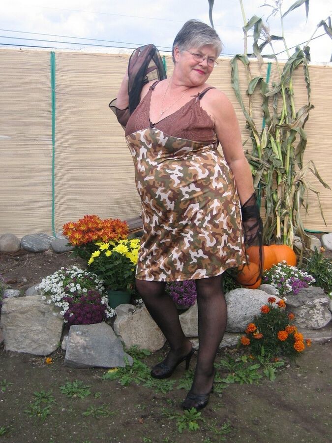20P Fat nan Girdle Goddess sets her saggy boobs free of a girdle in the backyard
