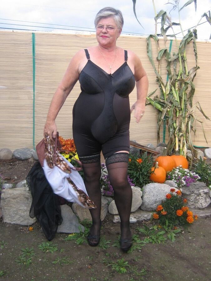 20P Fat nan Girdle Goddess sets her saggy boobs free of a girdle in the backyard
