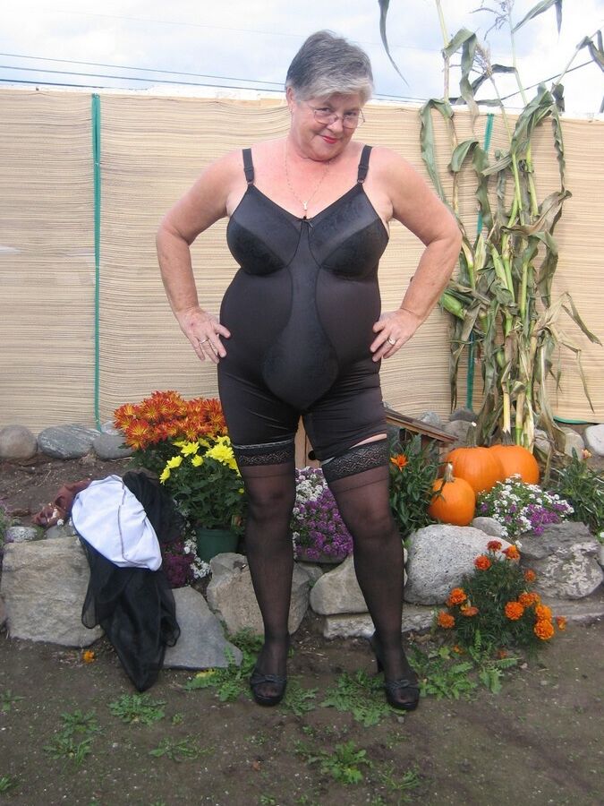 20P Fat nan Girdle Goddess sets her saggy boobs free of a girdle in the backyard