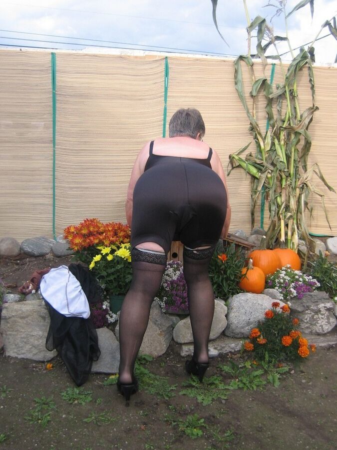 20P Fat nan Girdle Goddess sets her saggy boobs free of a girdle in the backyard