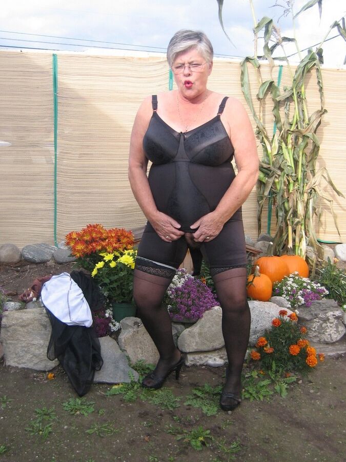 20P Fat nan Girdle Goddess sets her saggy boobs free of a girdle in the backyard