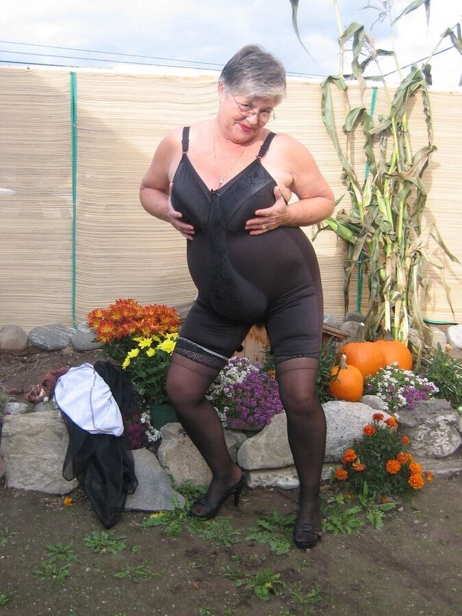 20P Fat nan Girdle Goddess sets her saggy boobs free of a girdle in the backyard