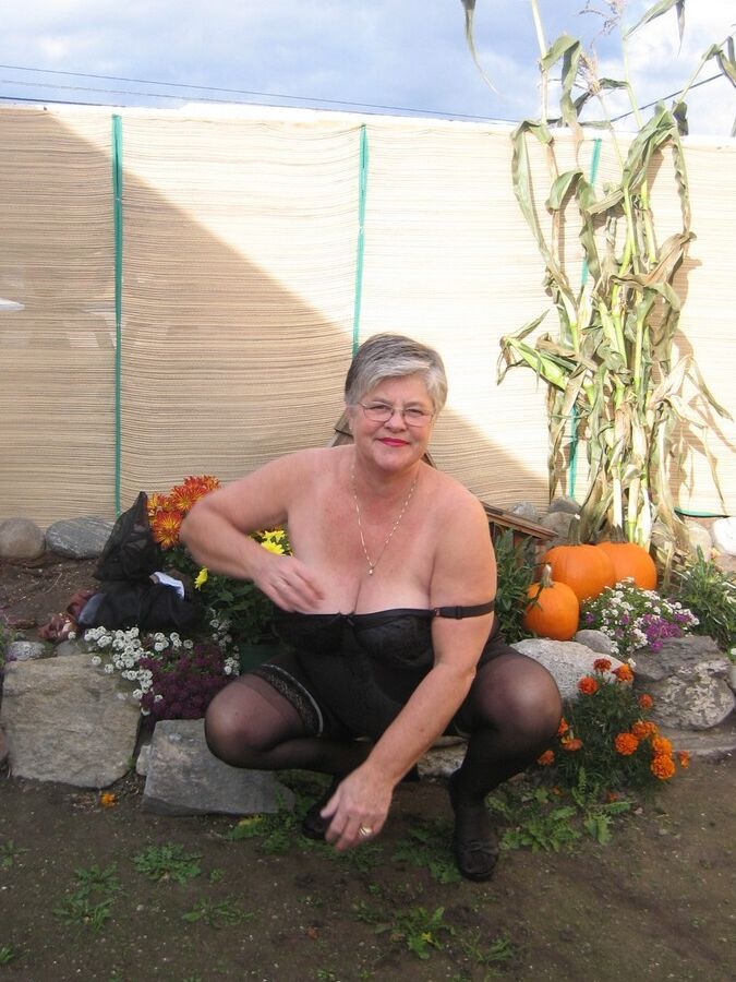 20P Fat nan Girdle Goddess sets her saggy boobs free of a girdle in the backyard