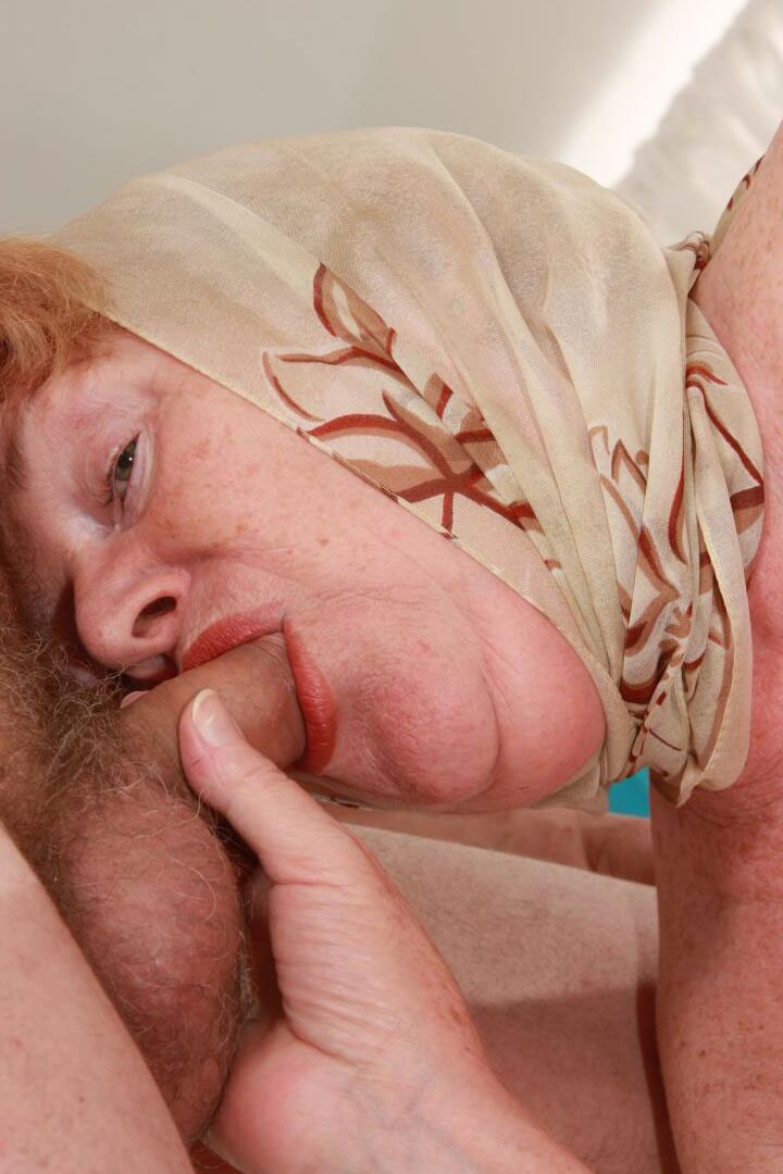 15P La abuela gorda Alice B recibiendo una corrida en su gran barriga después de tener sexo duro a lo perrito