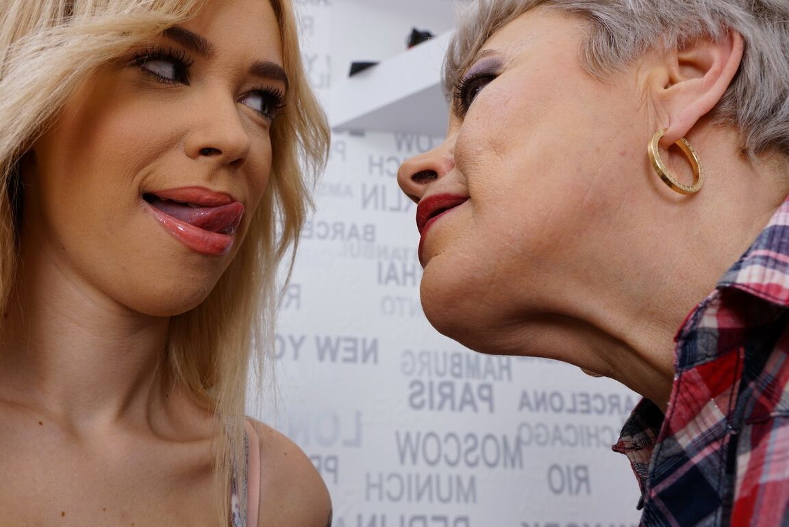 16P Une mamie coquine séduit une jeune fille pour sa première expérience lesbienne