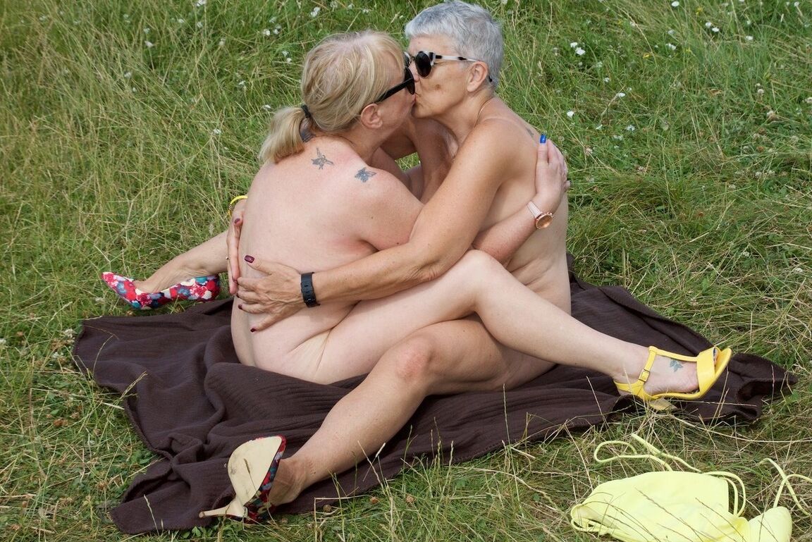 20P Old amateur Savana has lesbian sex with a girlfriend on a blanket in a field