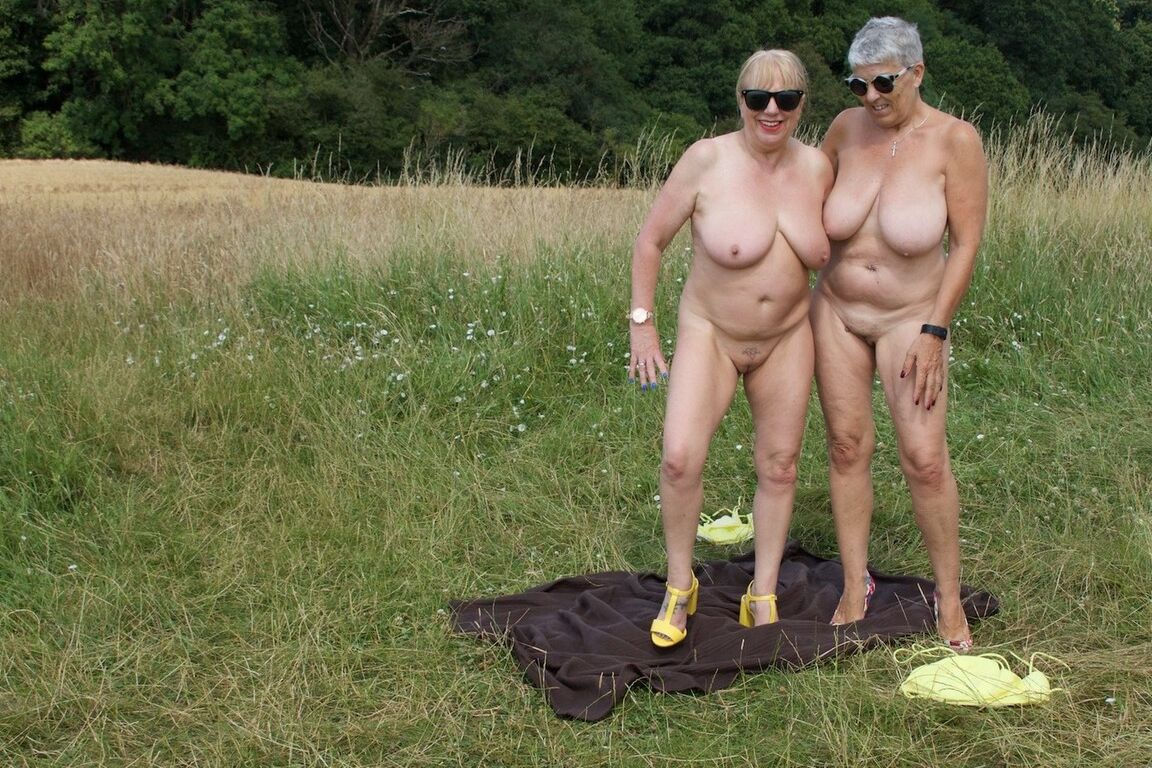 20P Old amateur Savana has lesbian sex with a girlfriend on a blanket in a field