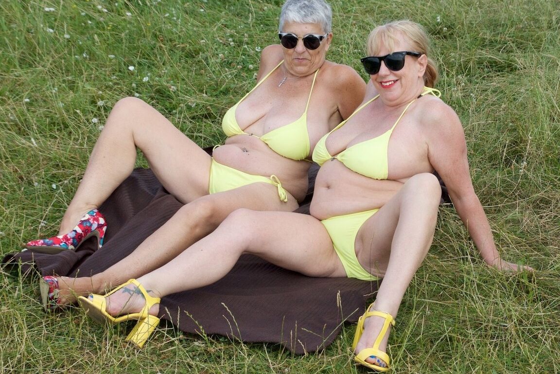 20P Old amateur Savana has lesbian sex with a girlfriend on a blanket in a field