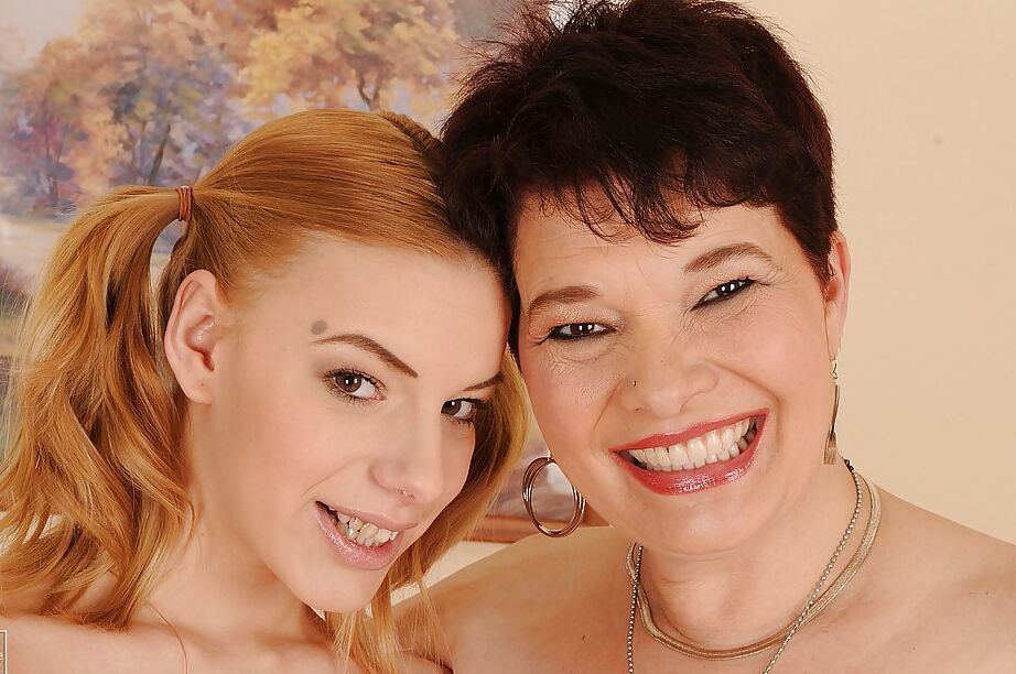 16P Abuela follable y su elegante novia adolescente posando juntas desnudas