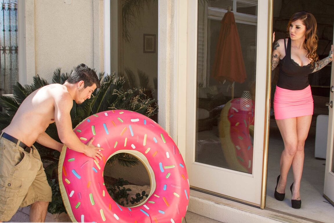21P Darling Danika, cougar affamée de bites, se prend un batteur