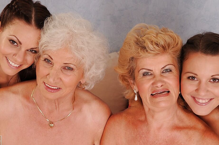 16P Lesbianas adolescentes de mente sucia realizan una escena de cuarteto posando con abuelas lascivas