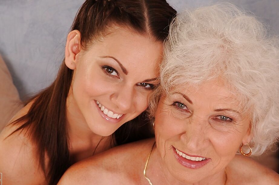 16P Lesbianas adolescentes de mente sucia realizan una escena de cuarteto posando con abuelas lascivas