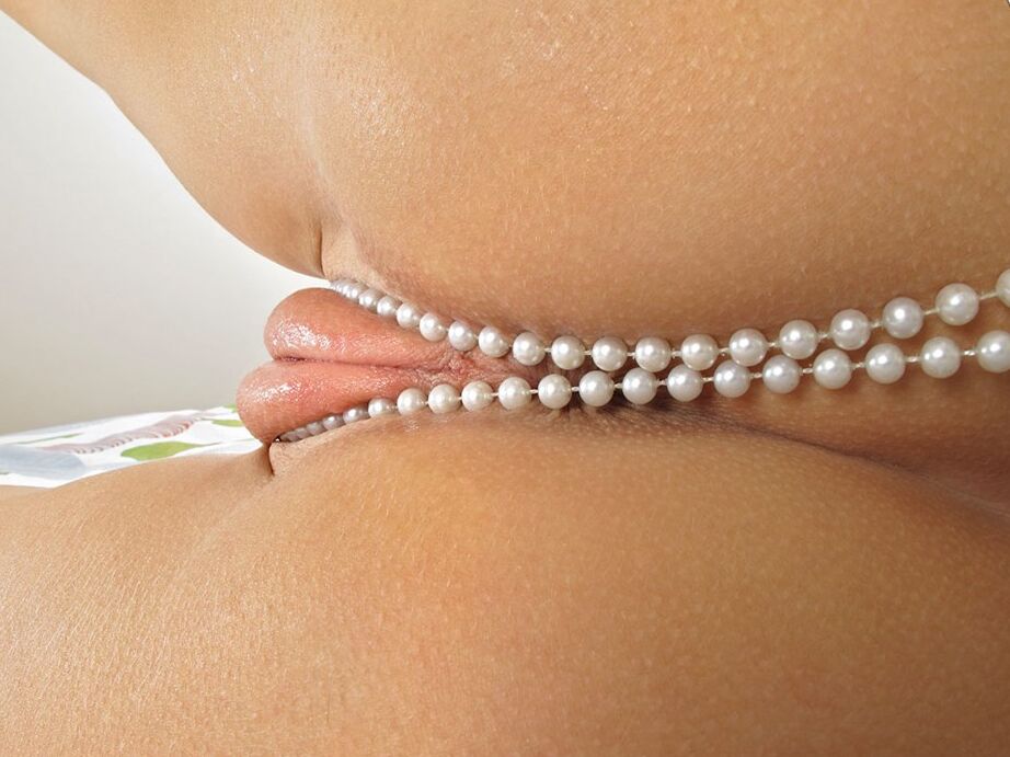15P La magnifique renarde blonde Niky se déshabille et dévoile sa chatte orgasmique