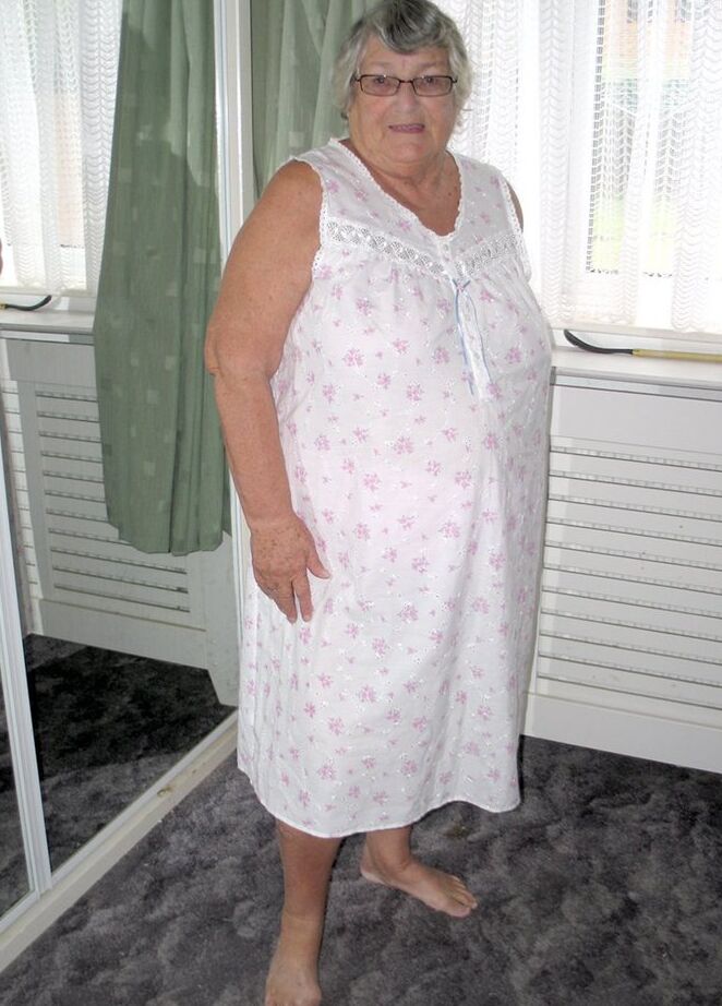 20P Old woman Grandma Libby grabs her fat roll after getting naked on a bed