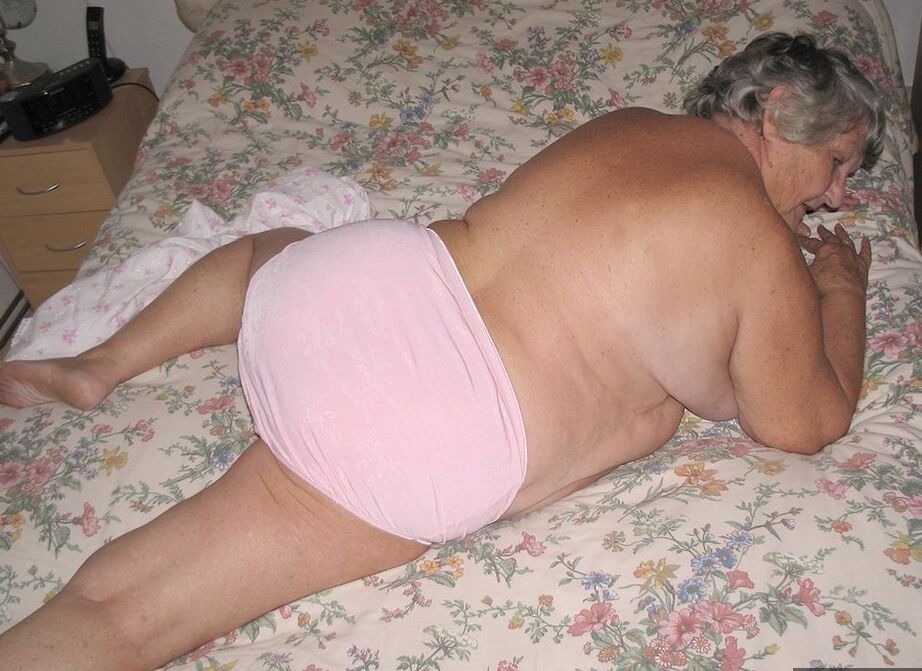 20P Old woman Grandma Libby grabs her fat roll after getting naked on a bed