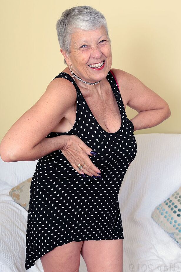 20P La sexy abuela Savana muestra la ropa interior bajo la falda antes de desatar sus grandes tetas
