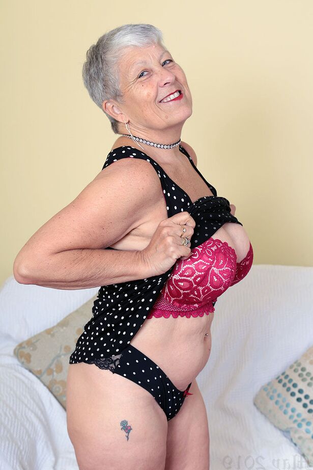20P La sexy abuela Savana muestra la ropa interior bajo la falda antes de desatar sus grandes tetas