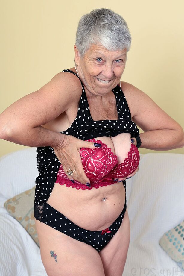 20P La sexy abuela Savana muestra la ropa interior bajo la falda antes de desatar sus grandes tetas