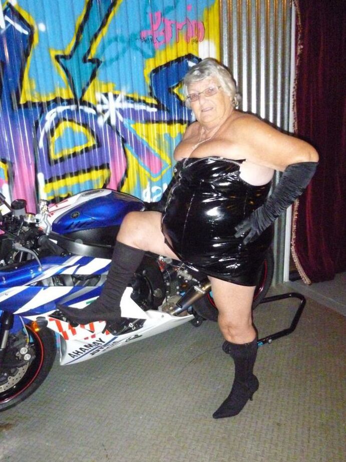 20P 太ったリビーおばあちゃんがバイクの上でストリップして黒いブーツを履く
