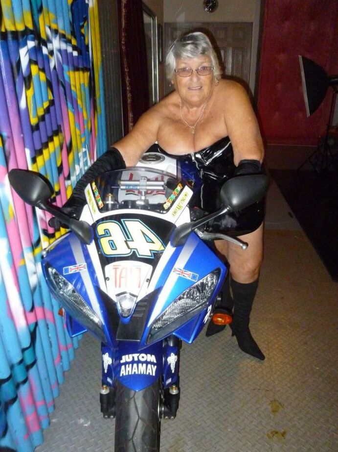 20P 太ったリビーおばあちゃんがバイクの上でストリップして黒いブーツを履く