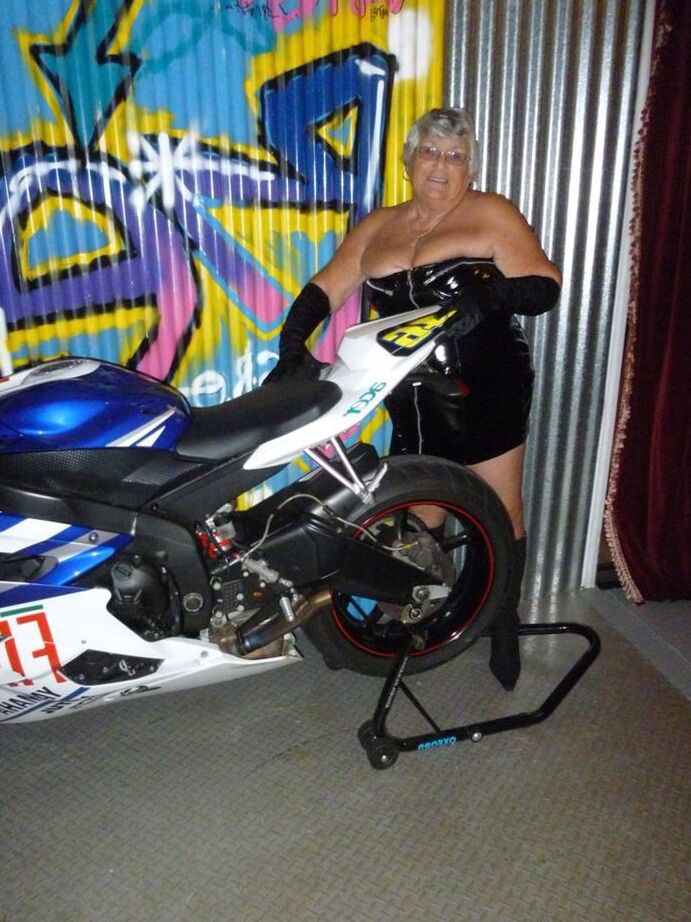 20P 太ったリビーおばあちゃんがバイクの上でストリップして黒いブーツを履く