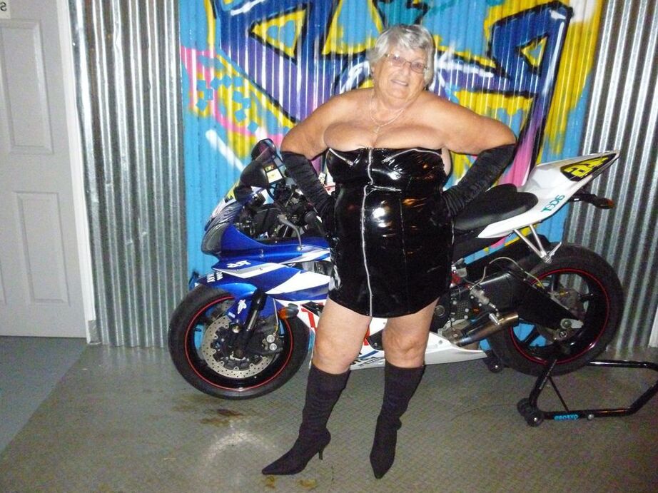 20P 太ったリビーおばあちゃんがバイクの上でストリップして黒いブーツを履く
