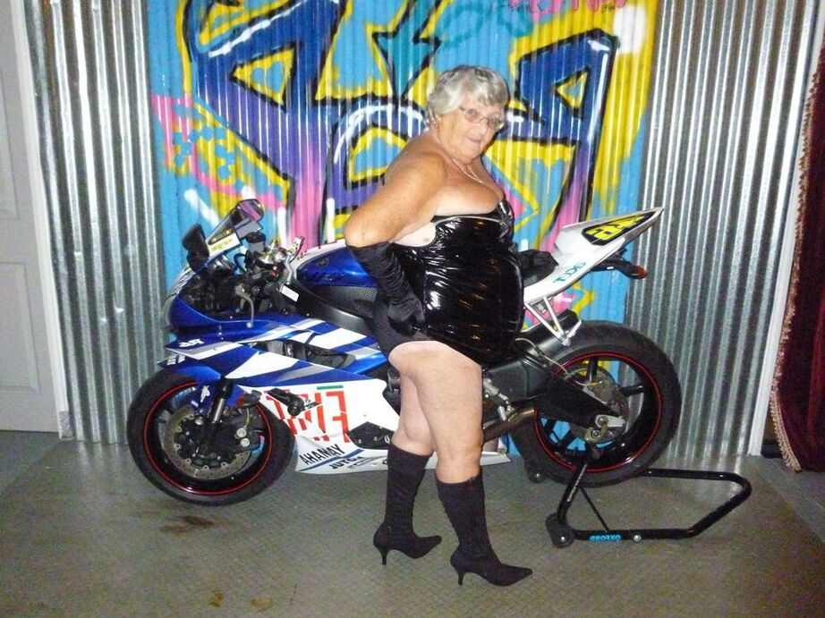 20P 太ったリビーおばあちゃんがバイクの上でストリップして黒いブーツを履く
