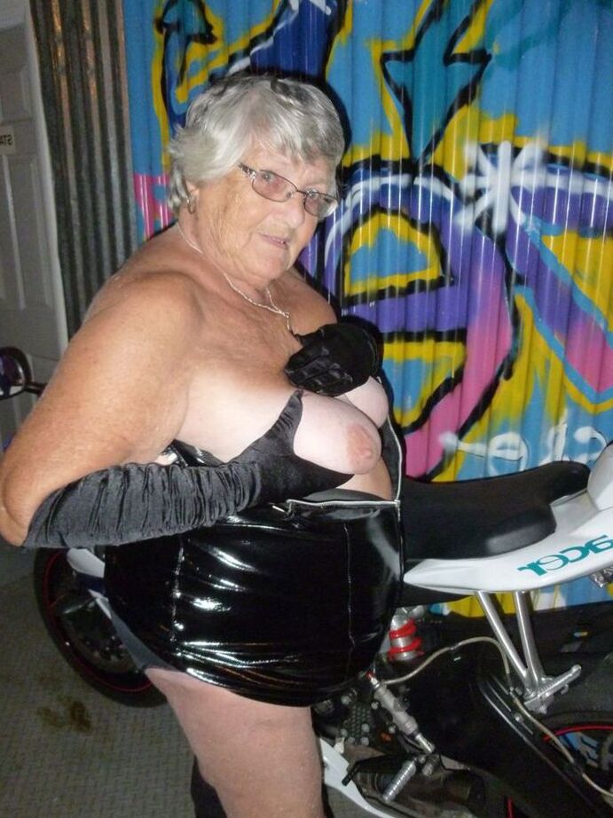 20P 太ったリビーおばあちゃんがバイクの上でストリップして黒いブーツを履く