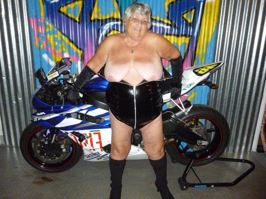 20P 太ったリビーおばあちゃんがバイクの上でストリップして黒いブーツを履く