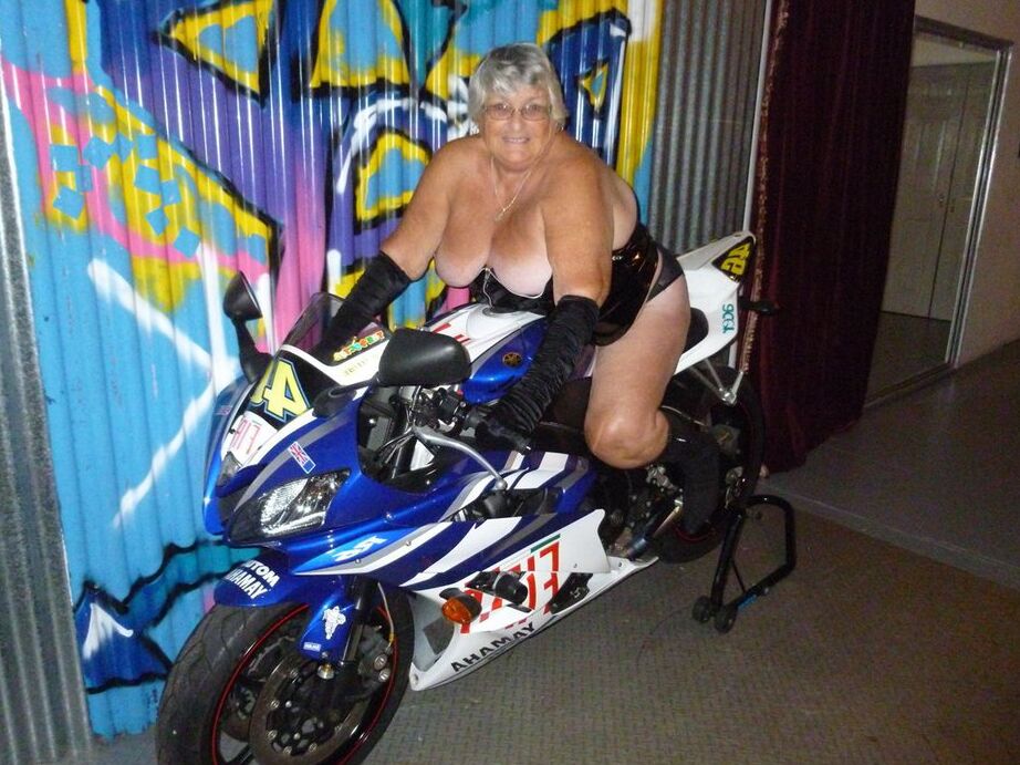 20P 太ったリビーおばあちゃんがバイクの上でストリップして黒いブーツを履く