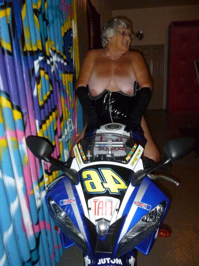 20P 太ったリビーおばあちゃんがバイクの上でストリップして黒いブーツを履く