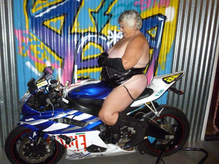 20P 太ったリビーおばあちゃんがバイクの上でストリップして黒いブーツを履く
