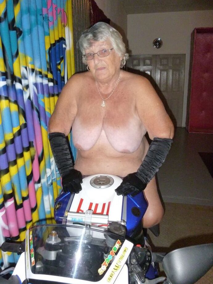 20P 太ったリビーおばあちゃんがバイクの上でストリップして黒いブーツを履く