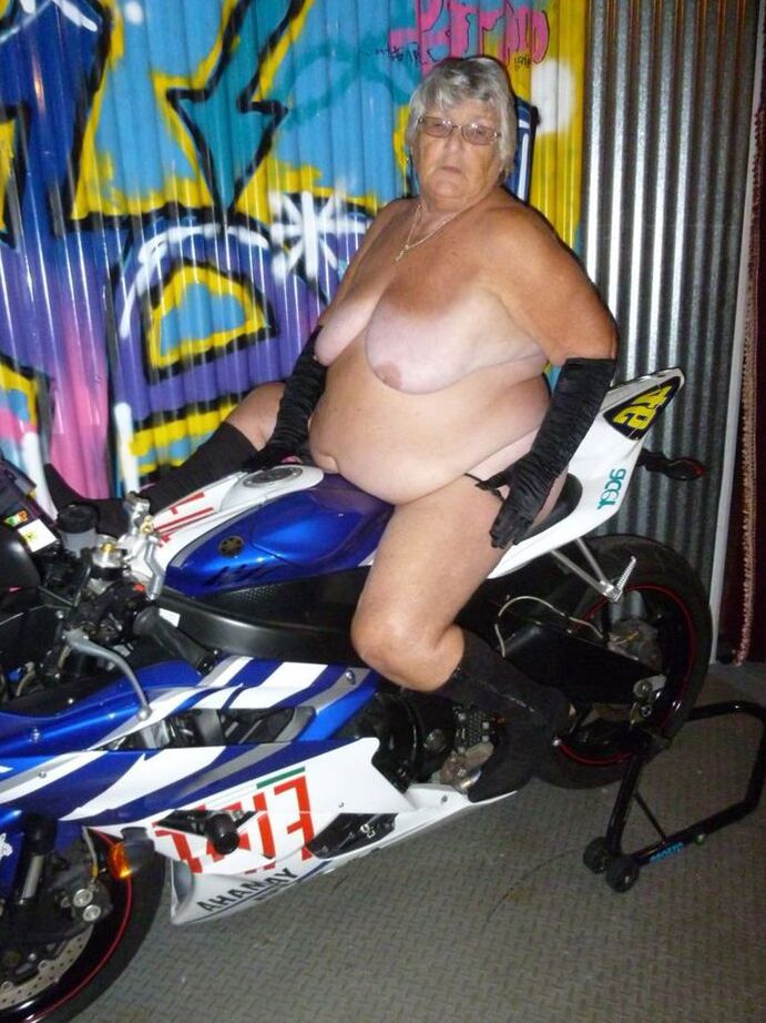 20P 太ったリビーおばあちゃんがバイクの上でストリップして黒いブーツを履く