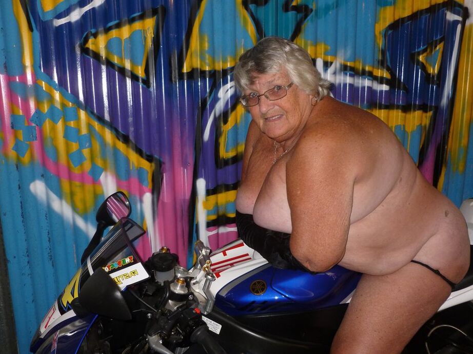 20P 太ったリビーおばあちゃんがバイクの上でストリップして黒いブーツを履く