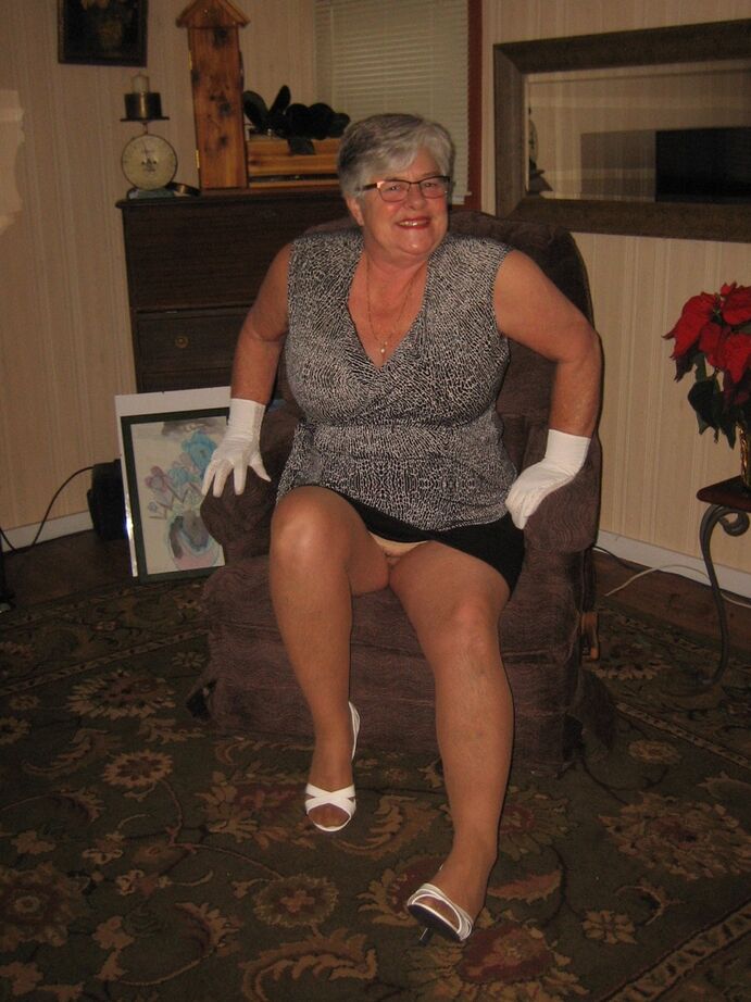 20P La vieille déesse de la ceinture oma exhibe ses seins flasques en portant des collants beiges