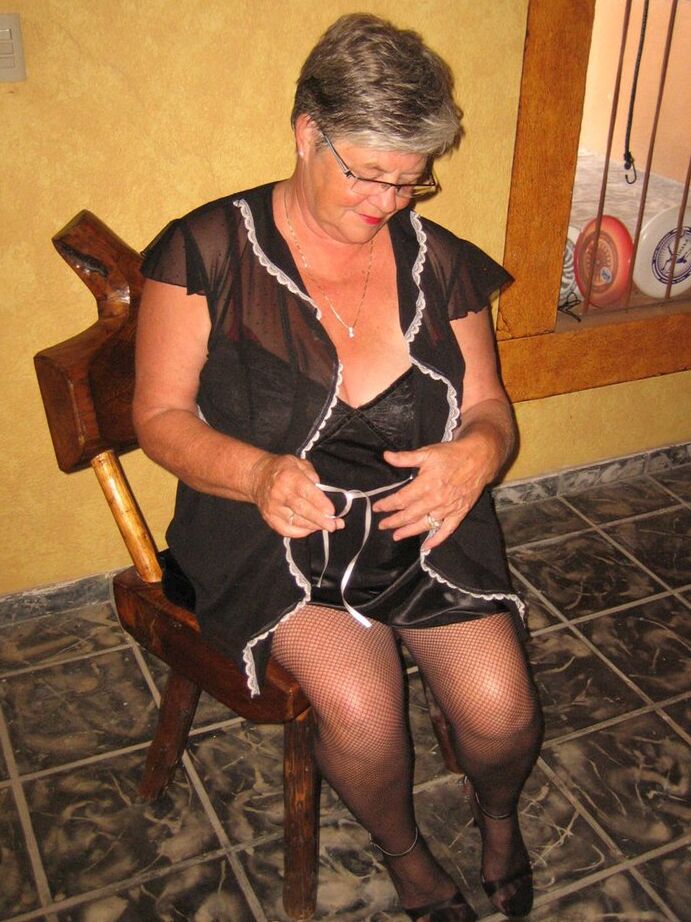 20P Amadora nan Girdle Goddess mostra seus seios flácidos e bunda grande na meia-calça