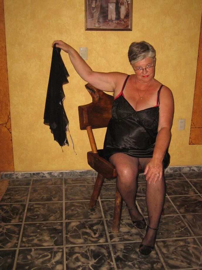 20P Amadora nan Girdle Goddess mostra seus seios flácidos e bunda grande na meia-calça