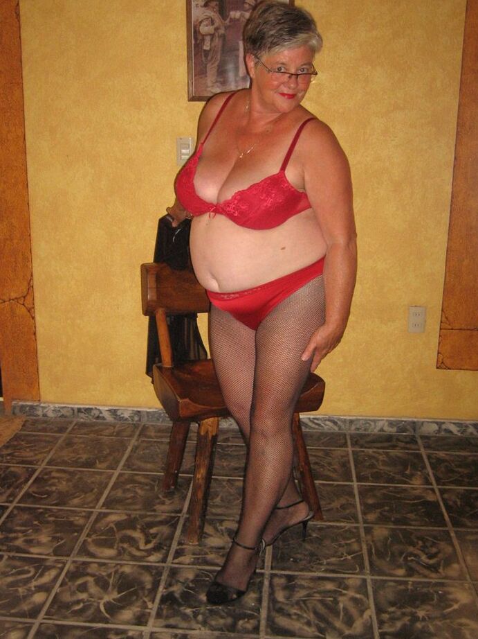 20P Amadora nan Girdle Goddess mostra seus seios flácidos e bunda grande na meia-calça