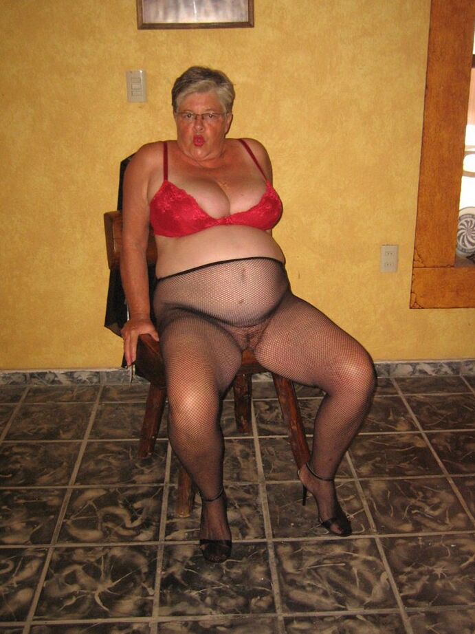 20P Amadora nan Girdle Goddess mostra seus seios flácidos e bunda grande na meia-calça