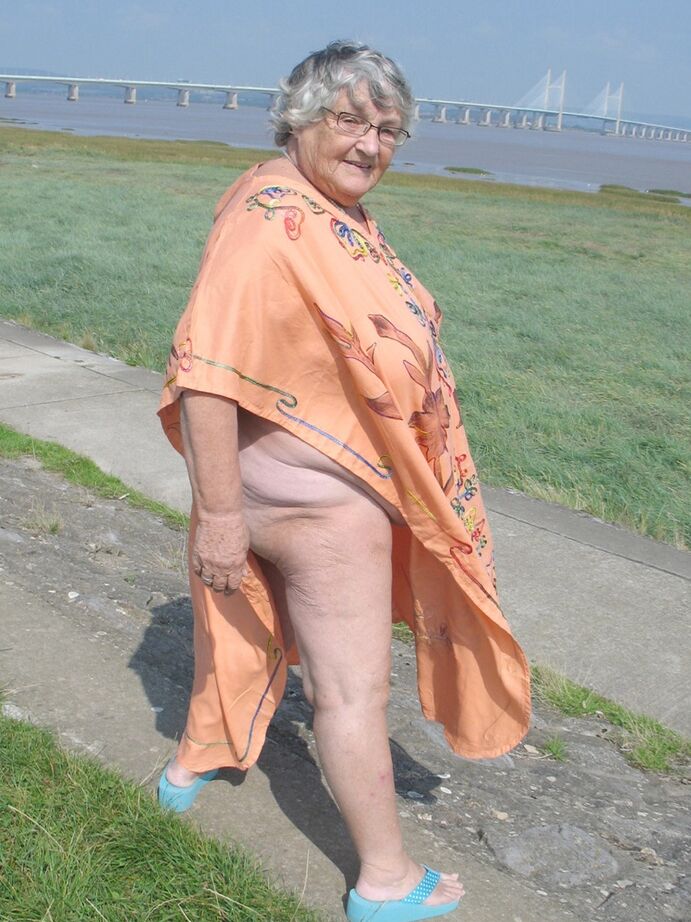 20P Geeky Grandma Libby flashing her monster mature curves in the filed