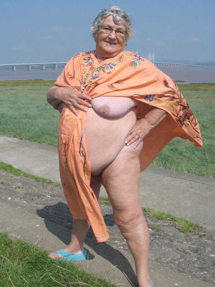 20P Geeky Grandma Libby flashing her monster mature curves in the filed