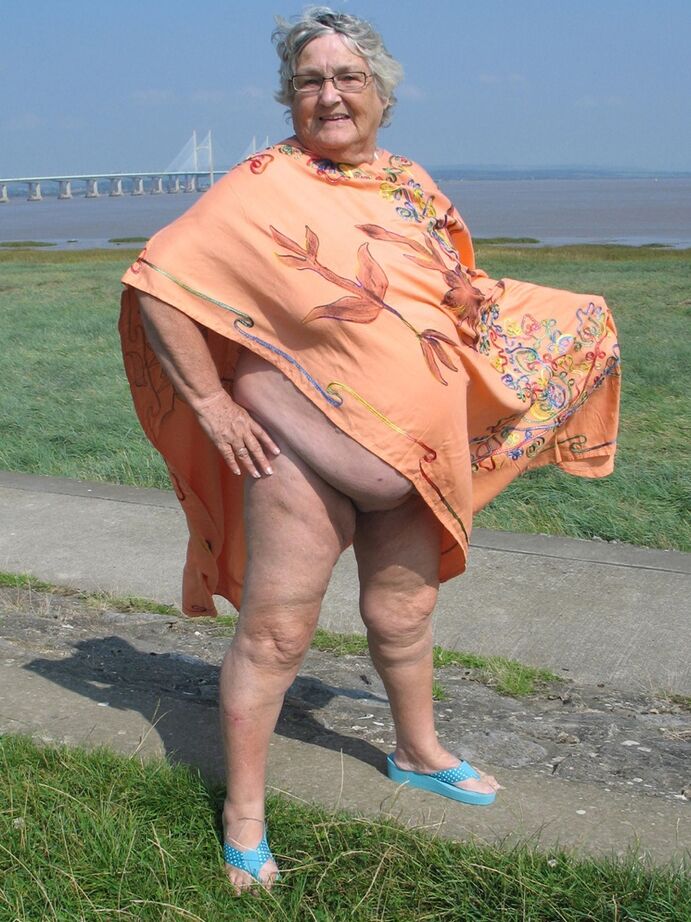 20P Geeky Grandma Libby flashing her monster mature curves in the filed