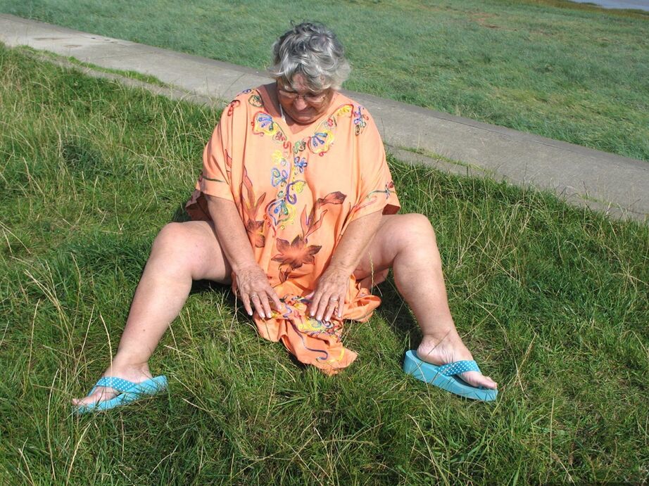 20P Geeky Grandma Libby flashing her monster mature curves in the filed