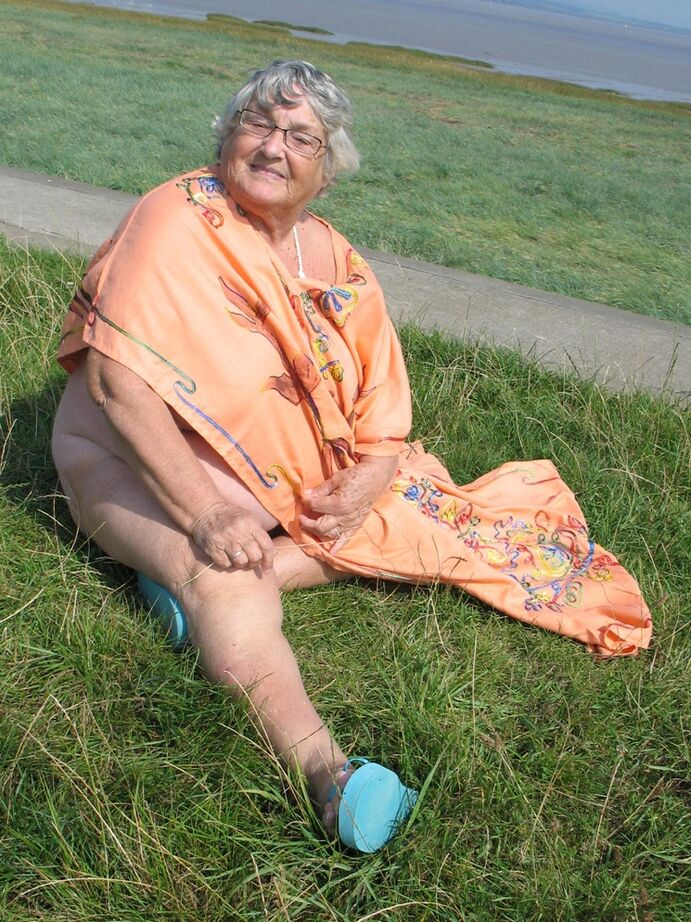 20P Geeky Grandma Libby flashing her monster mature curves in the filed