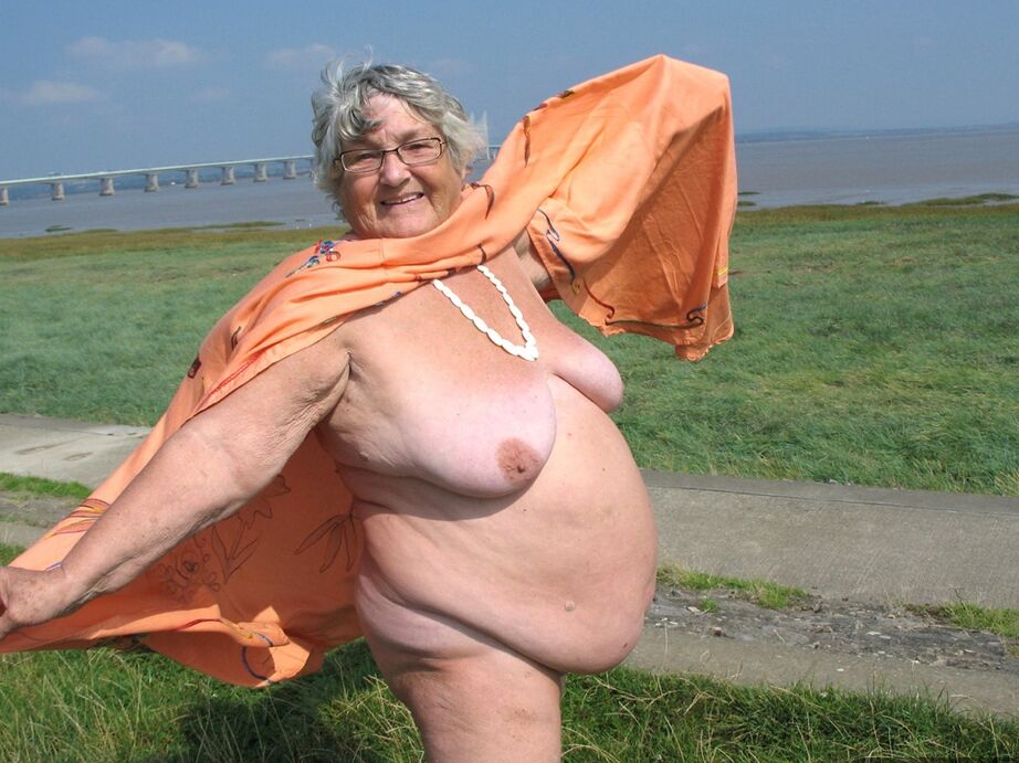 20P Geeky Grandma Libby flashing her monster mature curves in the filed