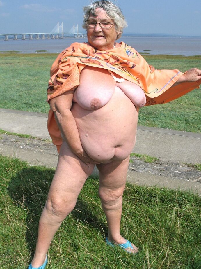 20P Geeky Grandma Libby flashing her monster mature curves in the filed
